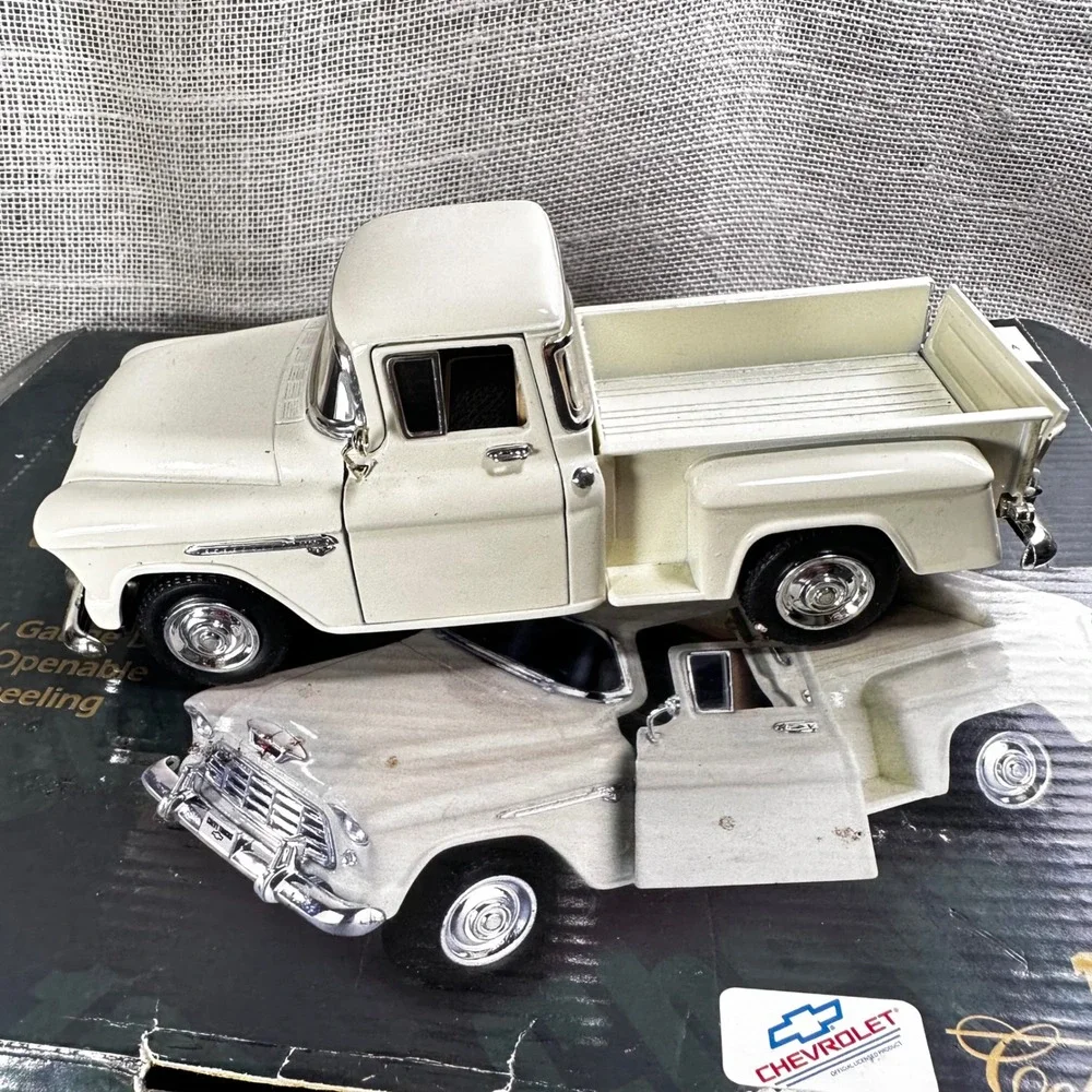 Superior 1955 Chevy 3100 Stepside 1:24 Diecast Truck Lot of 3 w/ Display READ